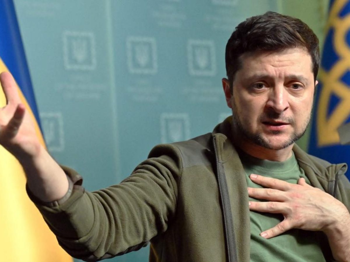 Zelenski critico con l'Occidente: "Sono qui che non mi arrendo, non dormo e bevo caffè. Ue troppo debole con Mosca"
