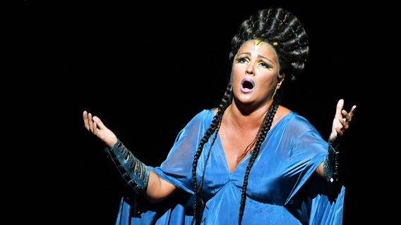 Russia, la soprano Anna Netrebko: "Non verrò alla Scala. Sono un'artista non faccio politica"