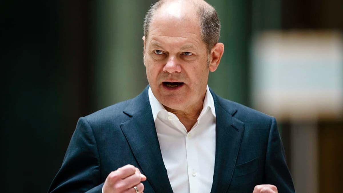 scholz Ucraina, l'ambasciatore attacca Scholz: "Sull'invio di armi sta prendendo tempo"