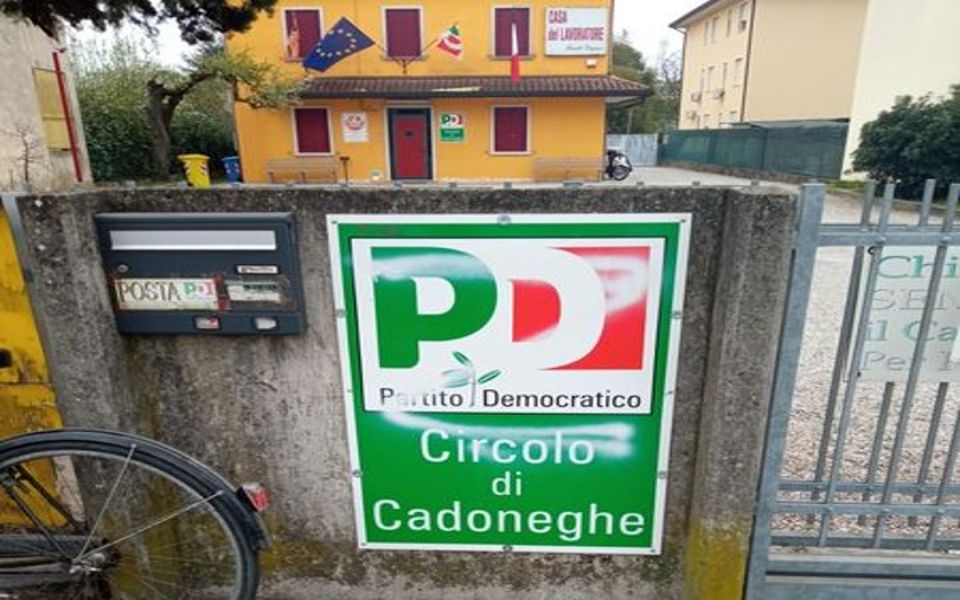 Sede del Pd imbrattata con la Z simbolo dell'invasione russa in Ucraina