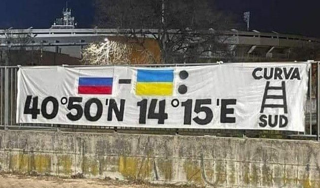 Gli ultras neo-nazisti del Verona invitano Russia e Ucraina a bombardare Napoli: lo striscione della vergogna