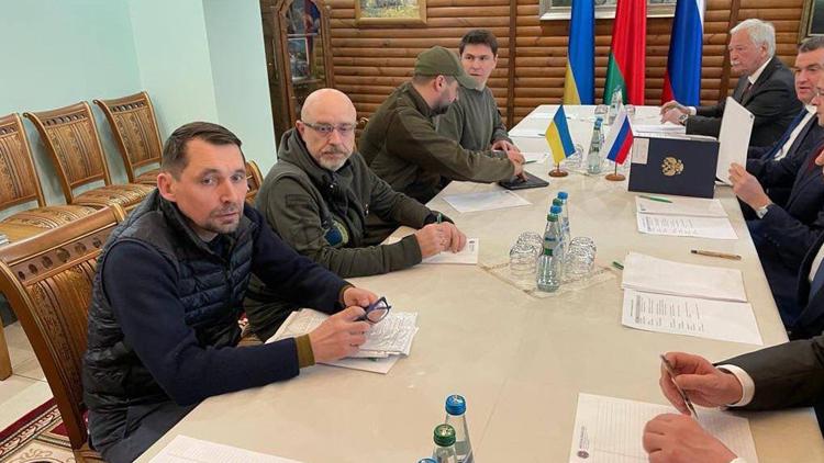 Ucraina, Kiev alimenta le speranze: "Un accordo con la Russia possibile entro dieci giorni" Ucraina, Kiev alimenta le speranze: "Un accordo con la Russia possibile entro dieci giorni"