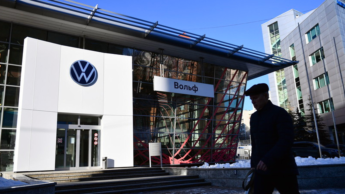 Toyota e Volkswagen annunciano il blocco della produzione delle auto in Russia