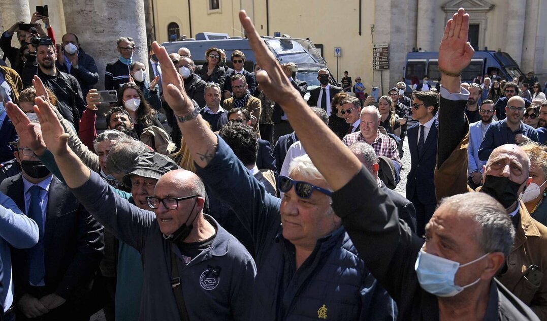 I funerali di Assunta Almirante diventano una vergognosa adunata fascista I funerali di Assunta Almirante diventano una vergognosa adunata fascista