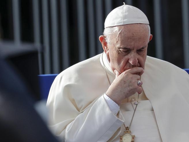 Papa Francesco, via Crucis con il dolore della guerra mentre il cardinale Krajewski è a Borodjanka