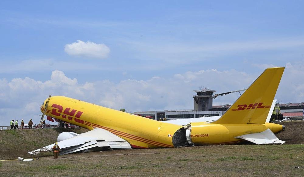 Costa Rica, aereo cargo Dhl si è spezzato in due: piloti illesi