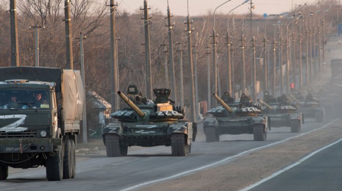 Kiev accusa: "I russi hanno issato bandiere ucraine sui loro carri armati e sparano sulla gente di  Kherson"
