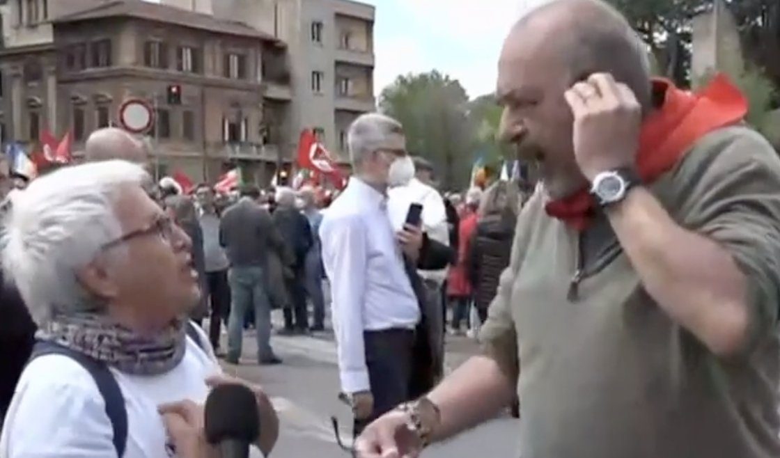 Vauro: "Mattarella non è più garante della Costituzione". Ma un'antifascista lo contesta in diretta tv (video)