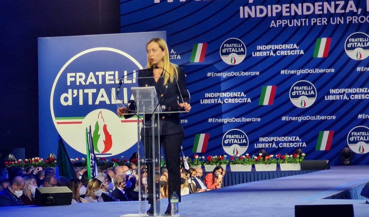 Giorgia Meloni: 70 minuti di urla e strepiti per dipingere un'Italia nera, reazionaria e nemica dell'ambiente