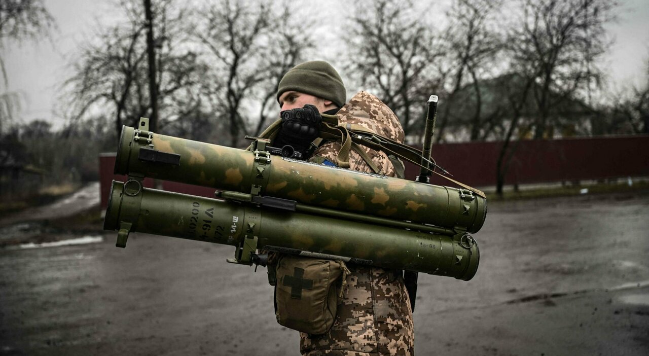 armi-ucraina Ucraina, Usa e Ue continuano a inviare armi. Mezzi militari speciali dall'Australia