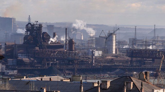 azovstal2 Mariupol, l'acciaieria Azovstal sotto le bombe quasi completamente distrutto