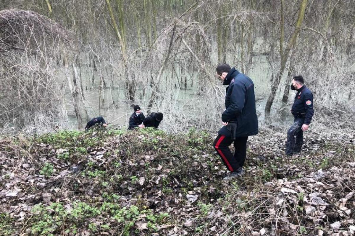 Il caso del cadavere decapitato ritrovato nella secca del Po è un mistero: è in buono stato di conservazione