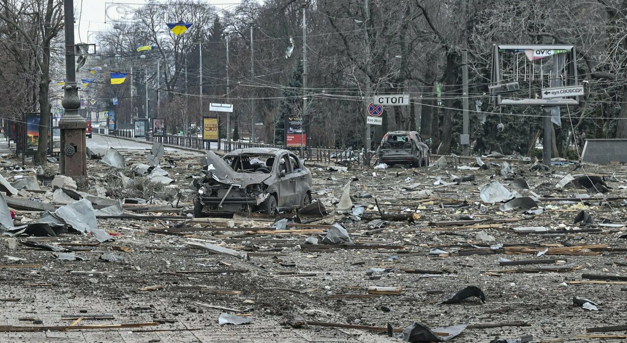 Ucraina, Mosca dispiega rinforzi nella regione di Kharkiv: colpita una scuola materna
