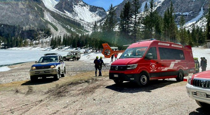 lago Bolzano, sul lago di Braies cede il ghiaccio: 8 persone in ospedale, grave un bambino di 4 mesi