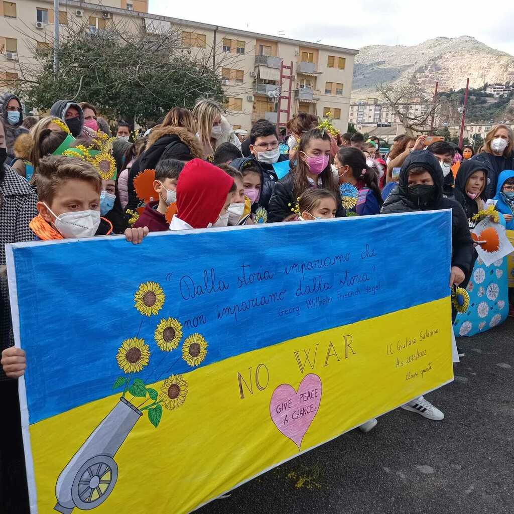 In centinaia alla marcia per la pace Perugia-Assisi: "Fermate la guerra, è una follia"