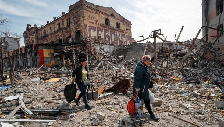 Ucraina, Kuleba: "Per liberare Mariupol dai russi ci servono più armi"