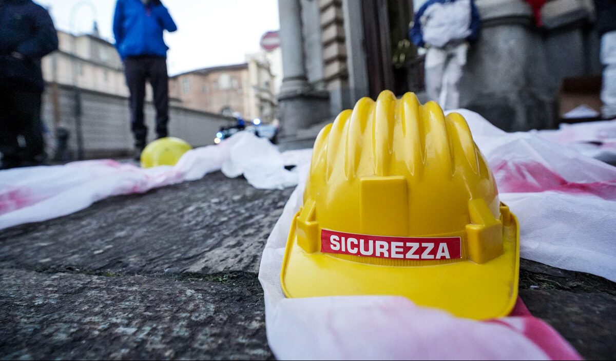 Un operaio di 59 anni è morto alla vigilia del Primo maggio: l'uomo è caduto dal muletto su cui lavorava