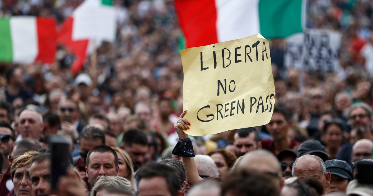 I No Green Pass sostengono la guerra di Putin: a Modena sfilano con la 'Z' simbolo dell'invasione