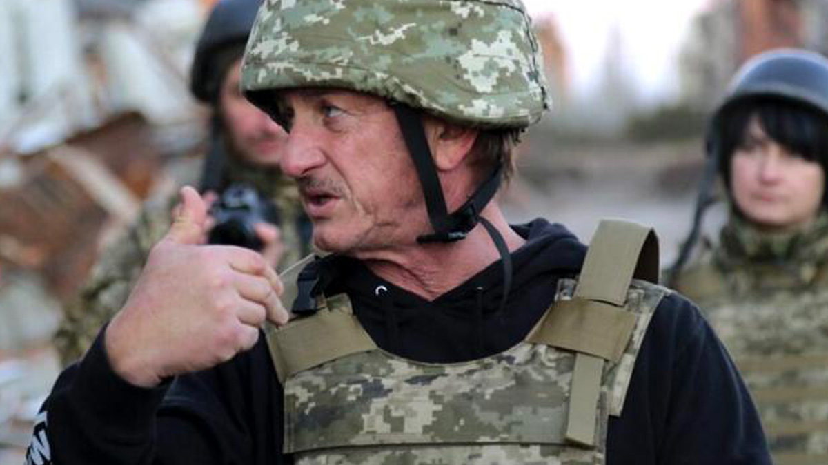 Ucraina, Sean Penn: "Ho scelto di imbracciare un fucile e restare a combattere"