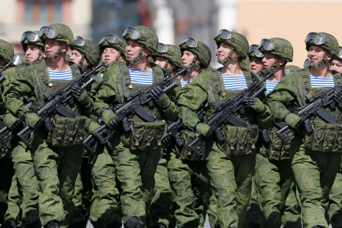 soldati-russia Ucraina, gli 007 di Londra: “Mosca aumenterà l’attività aerea nel Donbass”