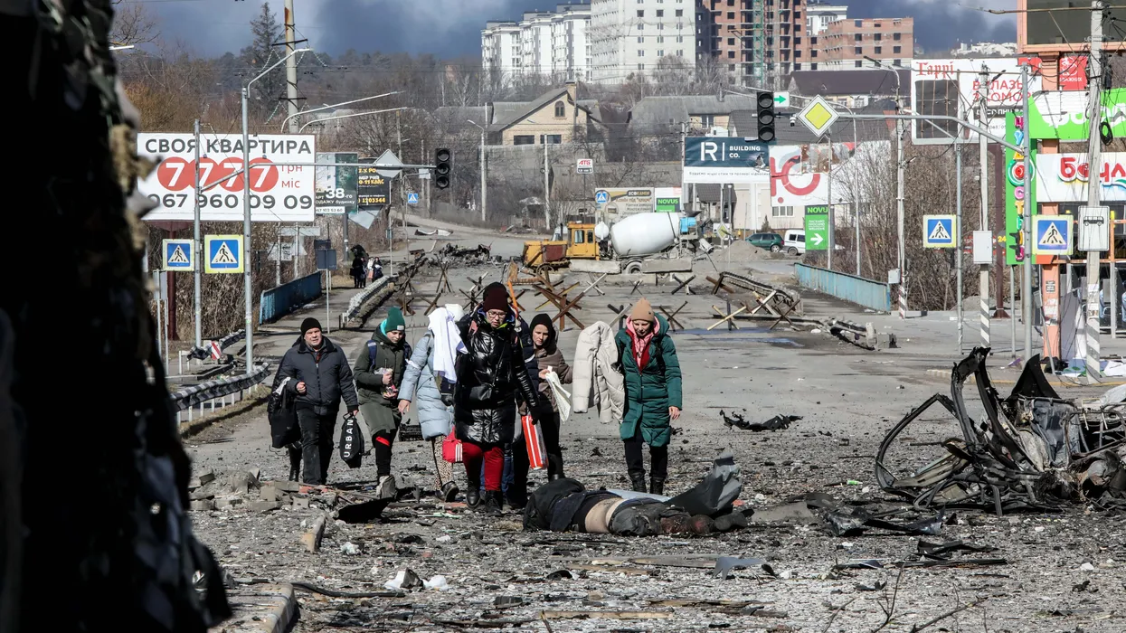 ucraina-guerra Ucraina, venti cadaveri rinvenuti lungo la strada di Bucha. Uno aveva le mani legate