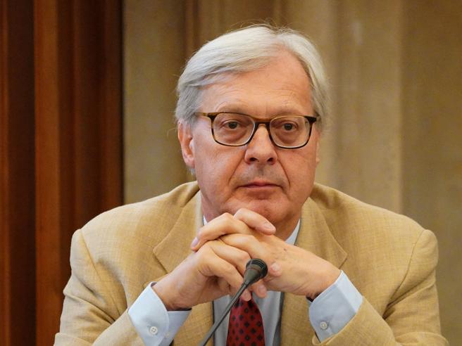 Sgarbi: "Se Berlusconi fosse francese voterebbe Macron"