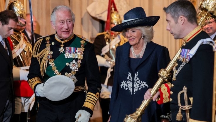 131536359-0b8ea437-f6ce-48e5-855a-6fbaeafbc386 Per la prima volta il principe Carlo in Parlamento per il Queen's Speech: Elisabetta non sta bene