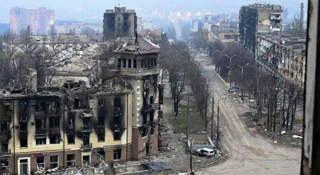 Mariupol, la Russia prepara la parata del 9 maggio: detriti rimossi dalle strade e cadaveri spostati Mariupol, la Russia prepara la parata del 9 maggio: detriti rimossi dalle strade e cadaveri spostati