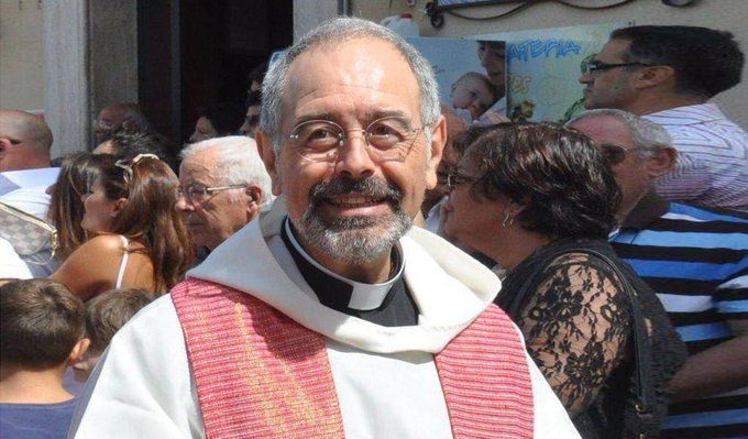 Don Francesco Grassi Lite in chiesa per una confraternita, il parroco di Trasacco accoltellato alla gola