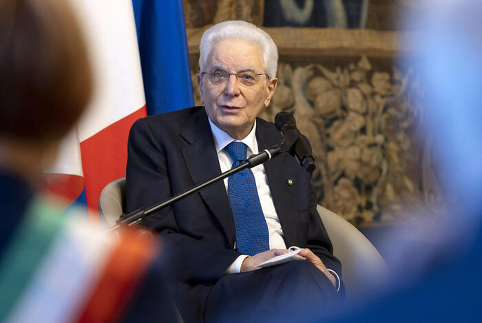 Mattarella contro l'omofobia: "Non va violata la dignità di chi ha orientamento sessuale diverso dal proprio"