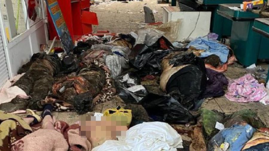 A Mariupol i russi ammassano i cadaveri degli ucraini in un supermercato A Mariupol i russi ammassano i cadaveri degli ucraini in un supermercato