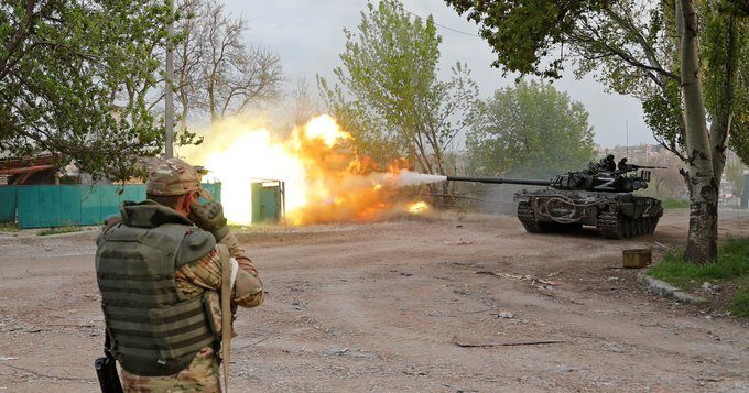 Mariupol Ucraina, proseguono i bombardamenti su Mariupol: "Ci sono ancora donne e bambini, un inferno"
