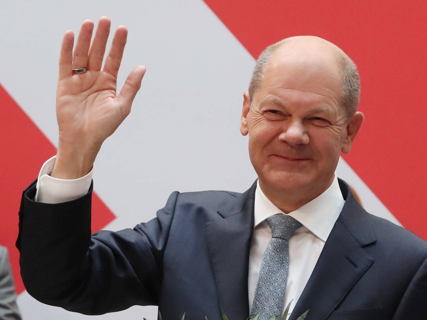 Scholz: "Non porteremo la Nato in guerra, ma no alla pace dettata da Putin che vuole sottomettere l'Ucraina"