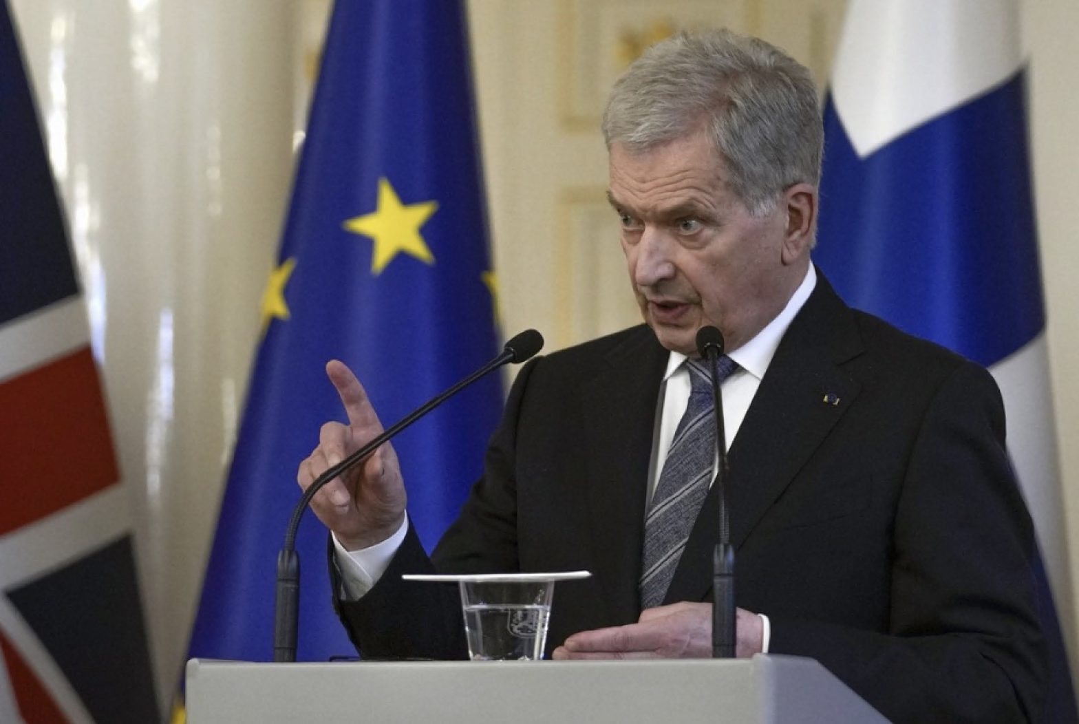 Il presidente della Finlandia chiama Putin: "Vogliamo entrare nella Nato, la Russia ha alterato la nostra sicurezza" Il presidente della Finlandia chiama Putin: "Vogliamo entrare nella Nato, la Russia ha alterato la nostra sicurezza"