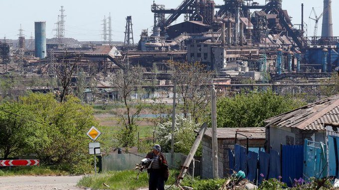 Mariupol, i soldati russi stanno cercando di entrare nell'acciaieria Azovstal