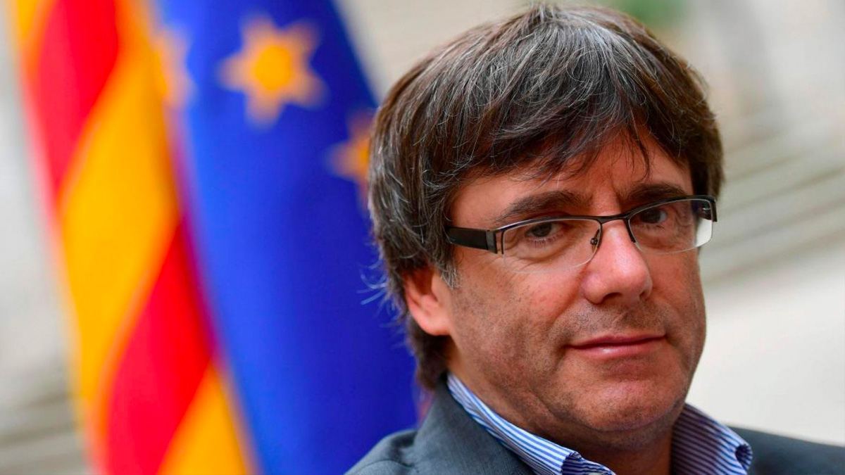 Spagna, mandato d'arresto per Puigdemont: il leader catalano reagisce su twitter