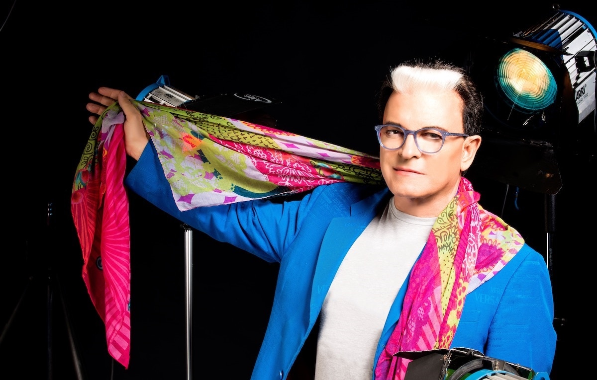 Cristiano Malgioglio all'Eurovision Song Contest 2022 con i colori dell'Ucraina e i social esplodono