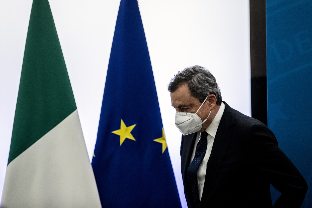 Sondaggi politici, in calo il gradimento per Draghi, giù il Cdx: -2.4%