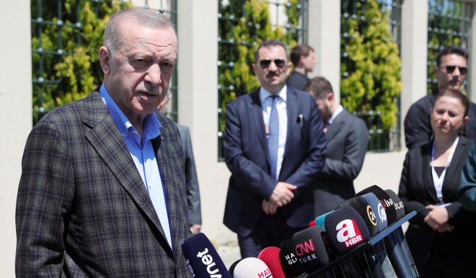 Nato, Erdogan: "L'ingresso di Svezia e Finlandia sarebbe un errore. Ospitano terroristi del Pkk"