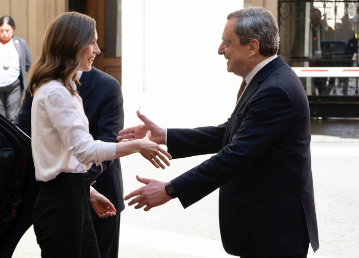 Italian PM Draghi meets Finnish PM Marin L'abbraccio di Draghi a Sanna Marin: è il ben venuta dell'Italia alla Finlandia nella Nato