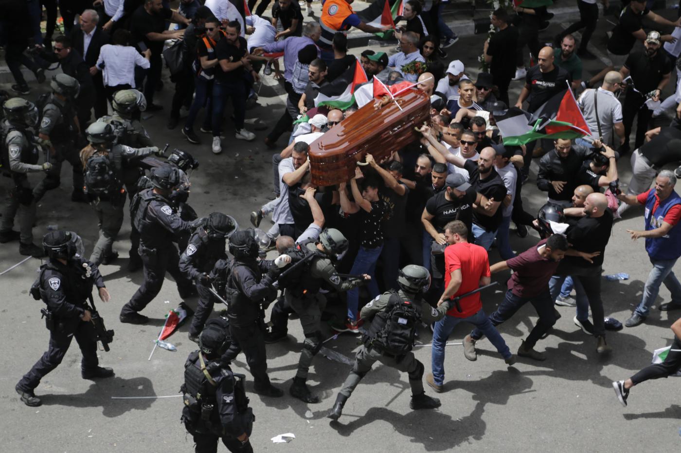 Shireen Abu Akleh, la polizia israeliana assalta i funerali e fa cadere la bara. La condanna di Usa e Ue