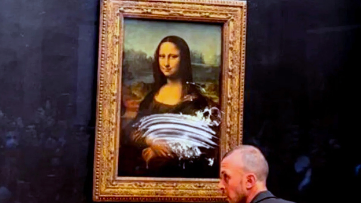 La Gioconda nel mirino: un visitatore del Louvre le lancia una torta, il video è virale