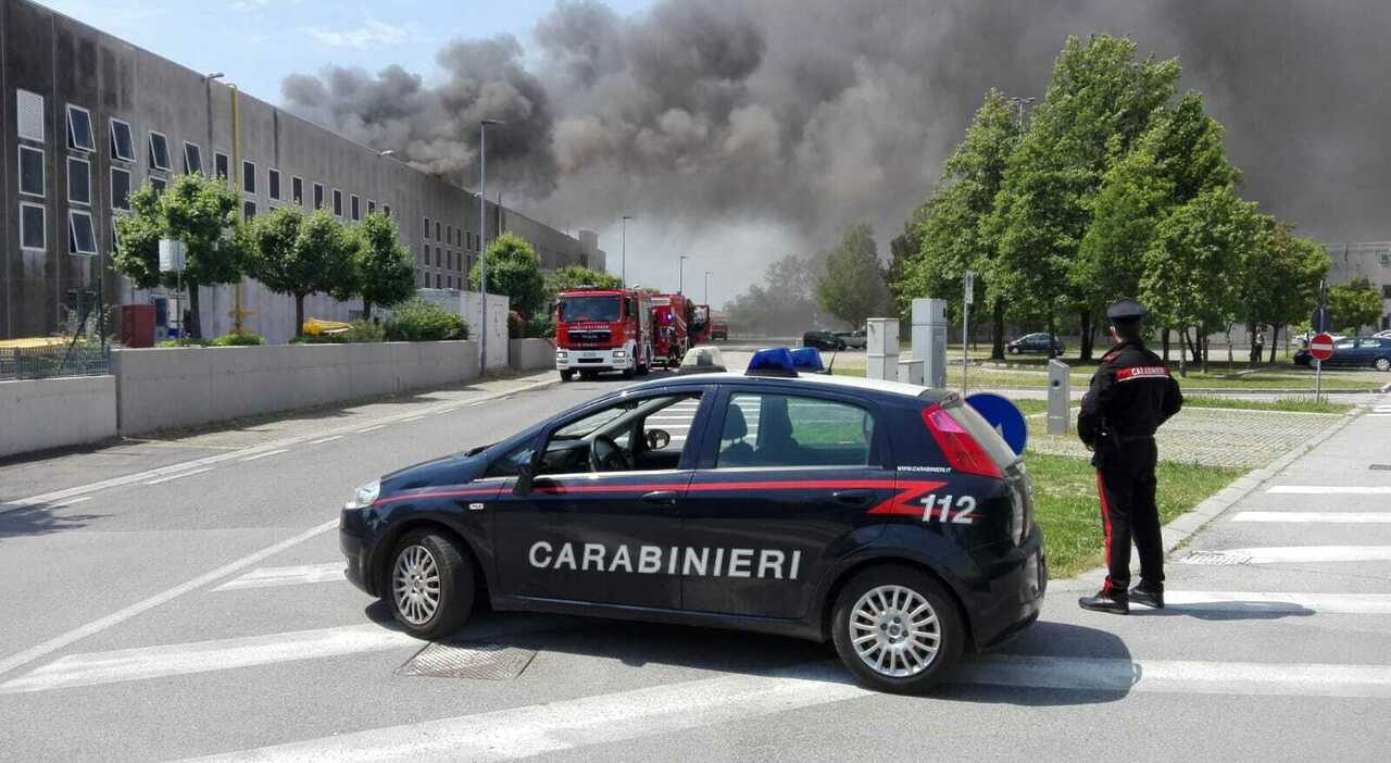 incendio-portobuffolè Incendio a Portobuffolè, a fuoco un'azienda di arredobagno: sul posto i vigili del fuoco
