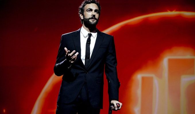 Marco Mengoni anticipa Amadeus sul palco di Sanremo