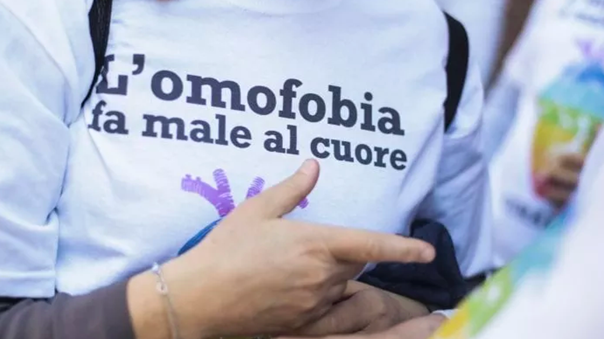 Omofobia, ragazzo aggredito a Napoli: sputi, insulti e cicche di sigarette lanciate contro di lui