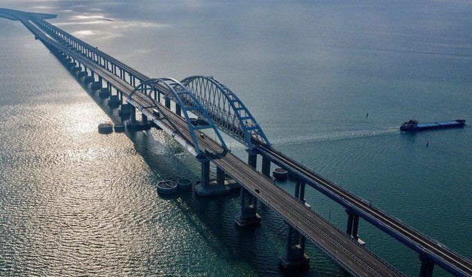 Ucraina, Kiev punta a distruggere il ponte di Crimea: il simbolo di Mosca dal quale passano grano e armi