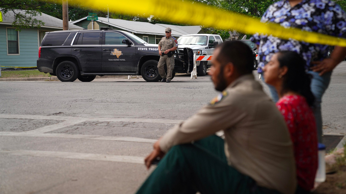 Strage in Texas, la rabbia dei genitori: "Gli agenti sono entrati tardi nella scuola"