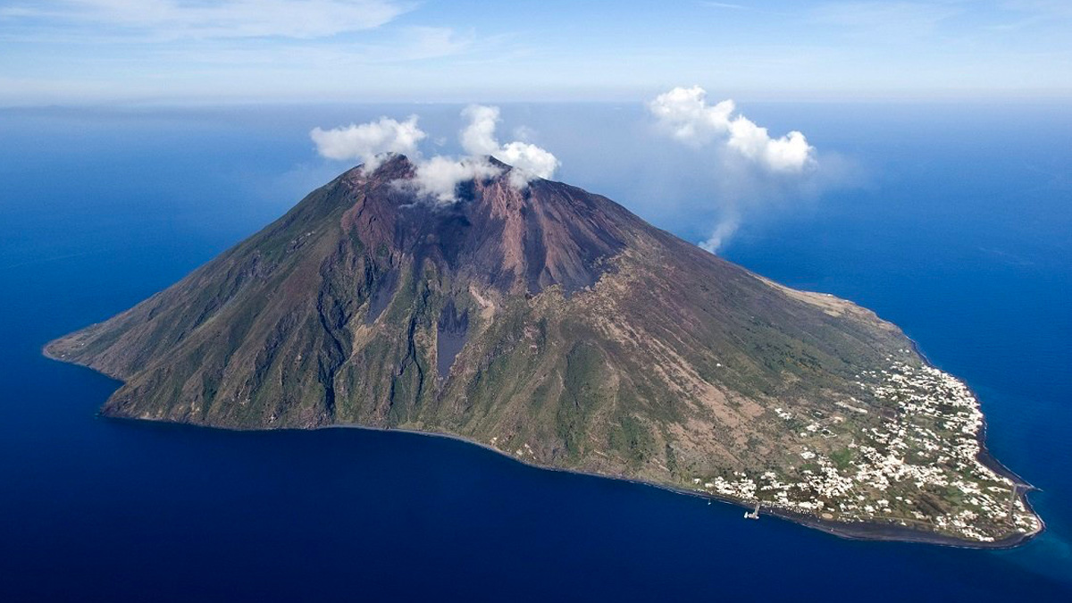 Incendio a Stromboli, il sindaco: "Non ho mai dato autorizzazioni alle troupe della Rai"