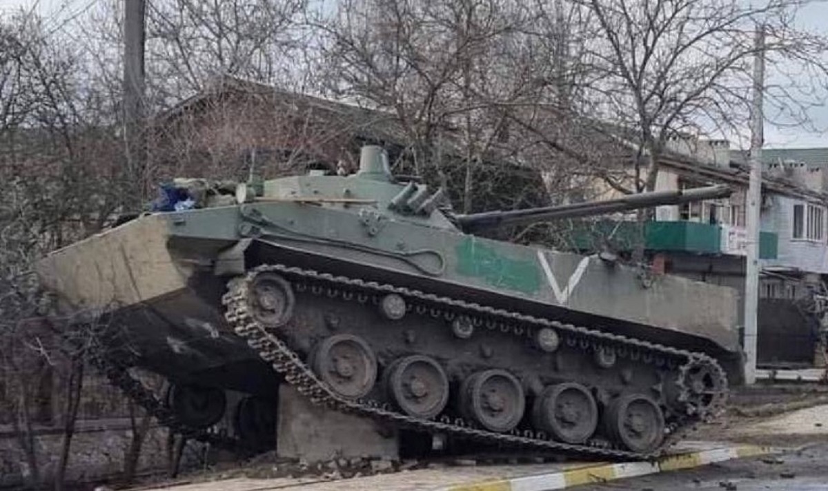 tank-v-russia Ucraina, la Russia spiega la Z e la V sui veicoli militari: "Non sono simboli ufficiali"