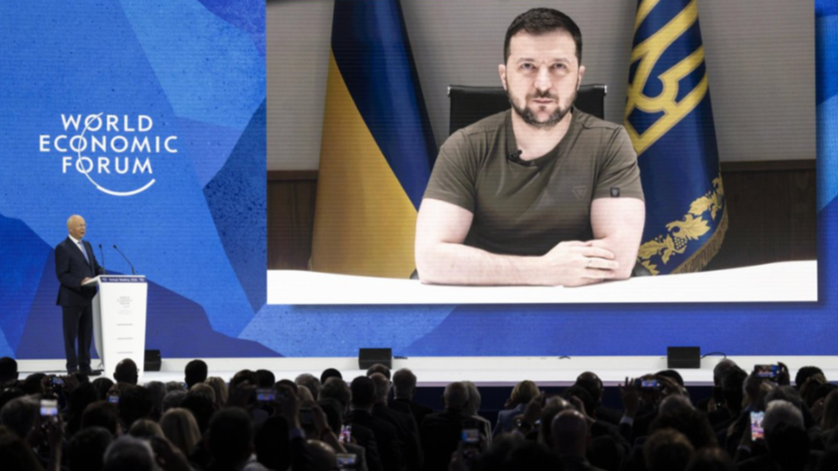 zelensky-wef-davos Ucraina, Zelensky al Wef: "Embargo completo sul petrolio russo, abbiamo bisogno di armi"
